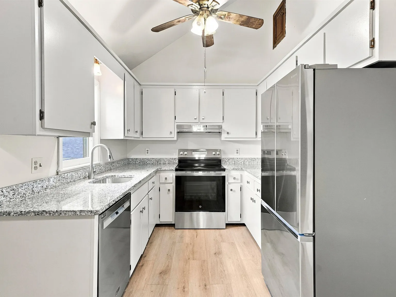 3 bed, 1.5 bath, 1454 sqft, $2,995 — Photo 3