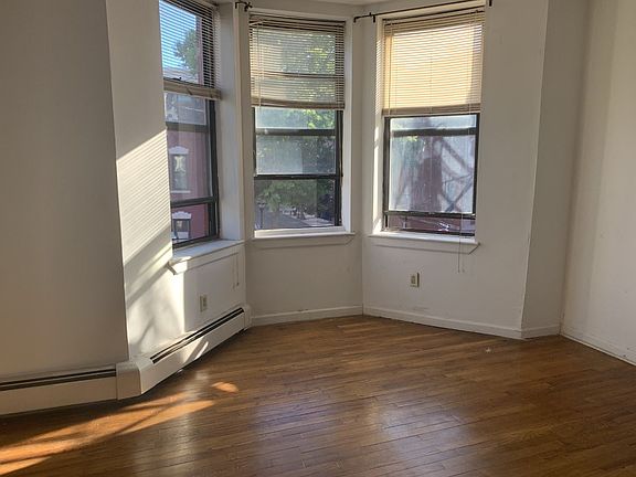 3rd image of 557 Bramhall Ave #2