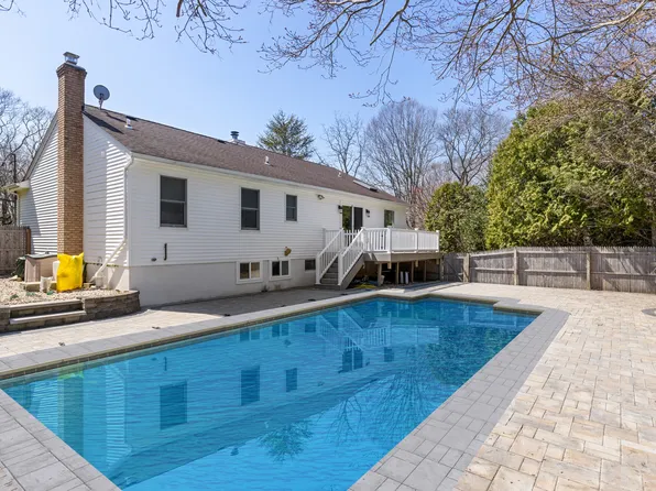 52 Summit Dr, Baiting Hollow, NY 11933