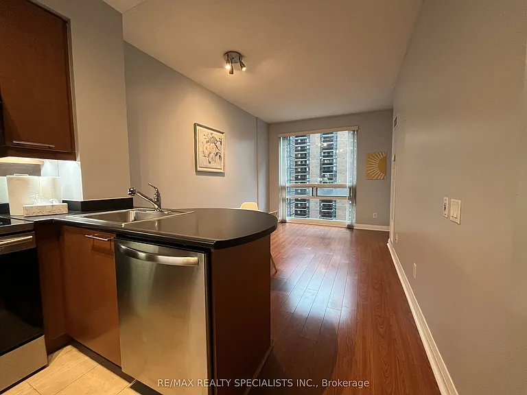 1121 Bay St #703 — Photo 5