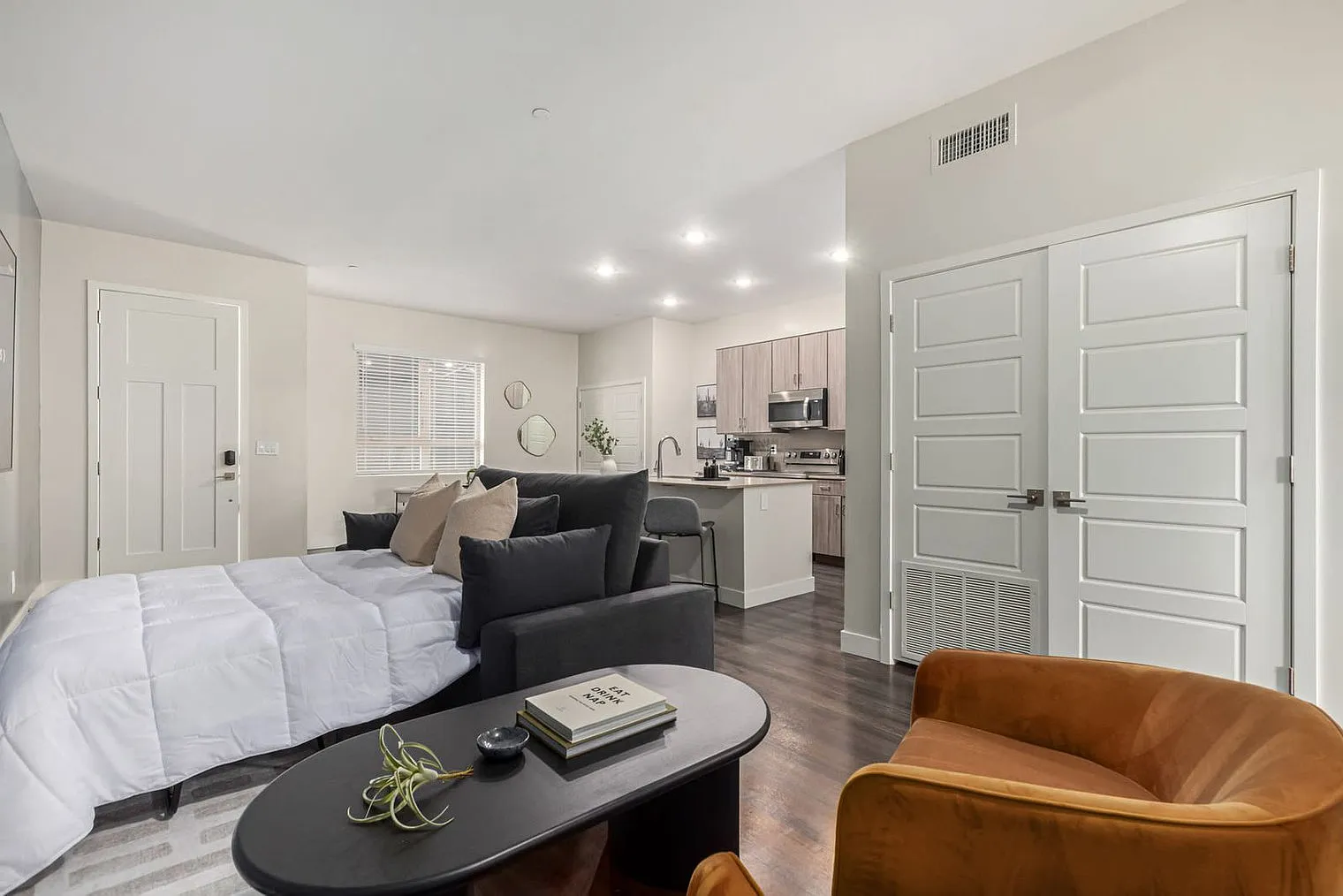 1 bed, 1.0 bath, 979 sqft, $2,589 — Photo 3