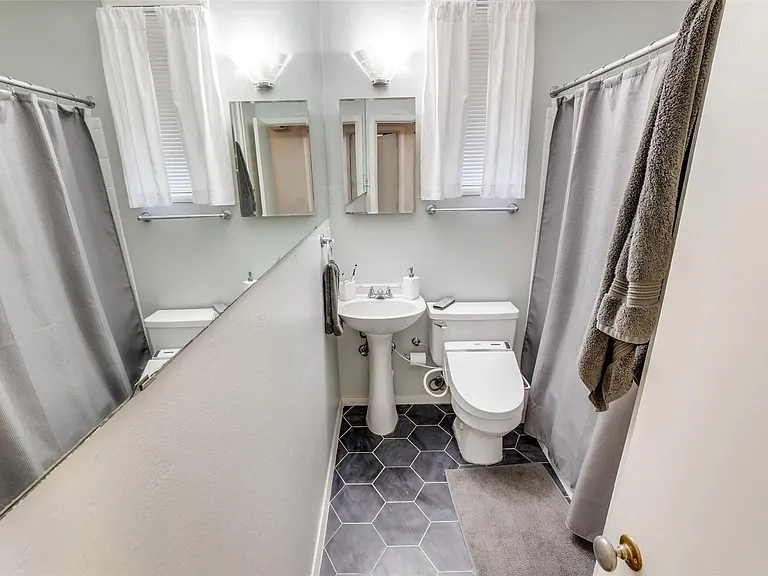 10208 Lake Gardens Dr — Photo 23