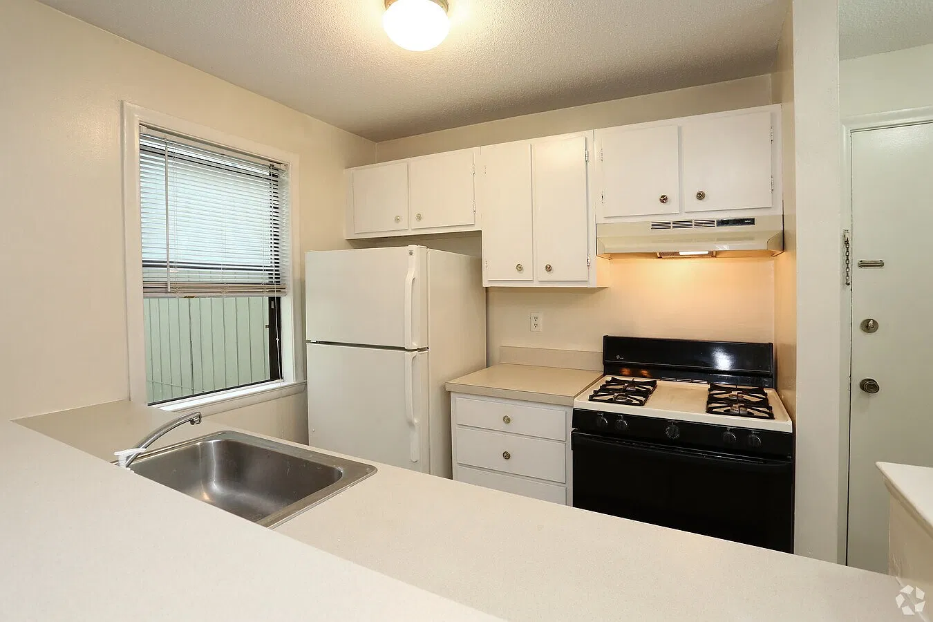1 bed, 850 sqft, $1,400 — Photo 2