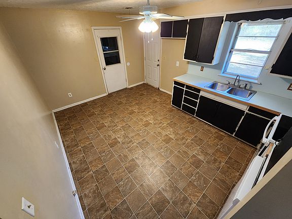 4th image of 932 N Linda Ave