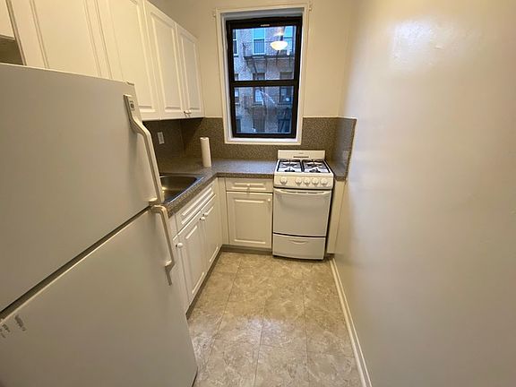 4th image of 110 Bank St APT 3G