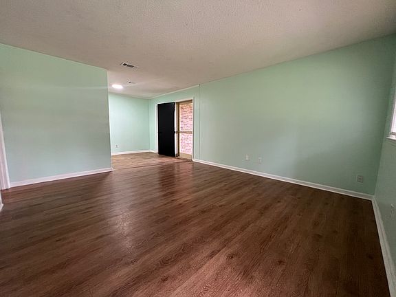 2nd image of 105 Harwood St