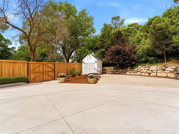 3rd image of 1360 E Shady Lane Way