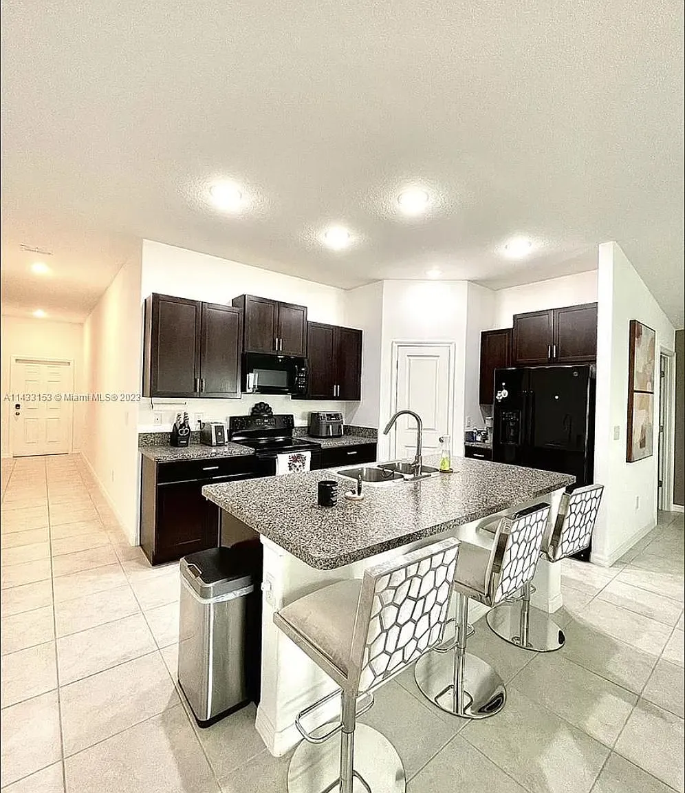 3 bed, 1555 sqft, $2,100 — Photo 4