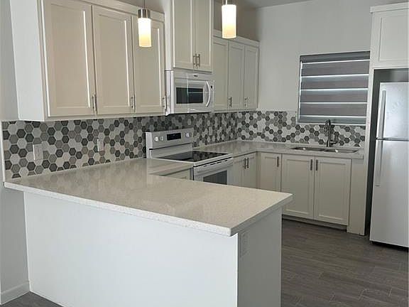 3rd image of 211 W Campeche Ave #1
