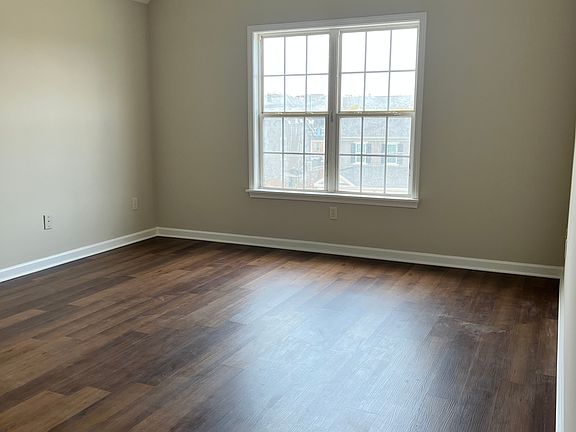 3rd image of 894 Henrietta St