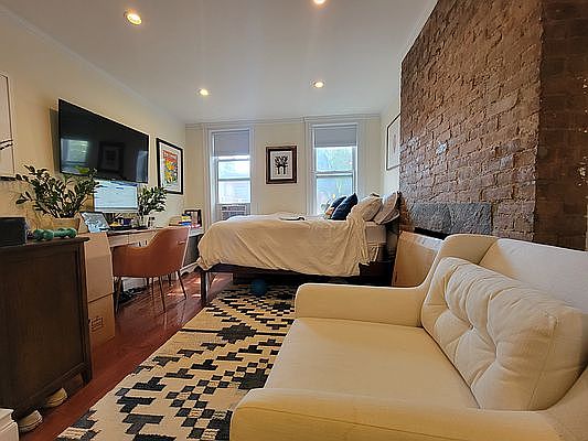 2nd image of 106 Charles St #Rr