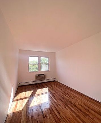 4th image of 1828 Bell Blvd