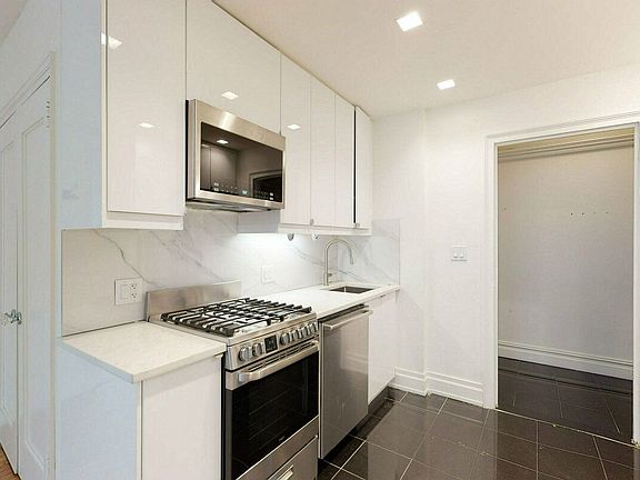 3rd image of 50 W 72nd St APT 1001