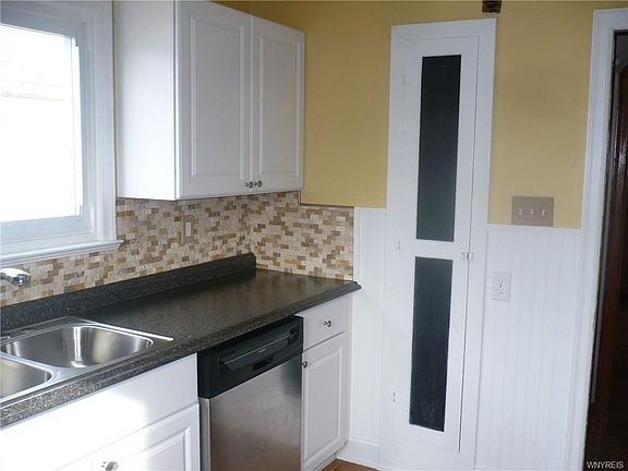 3rd image of 2923 Niagara Ave