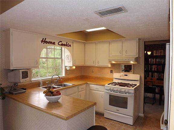 5th image of 430 Barrington Dr E