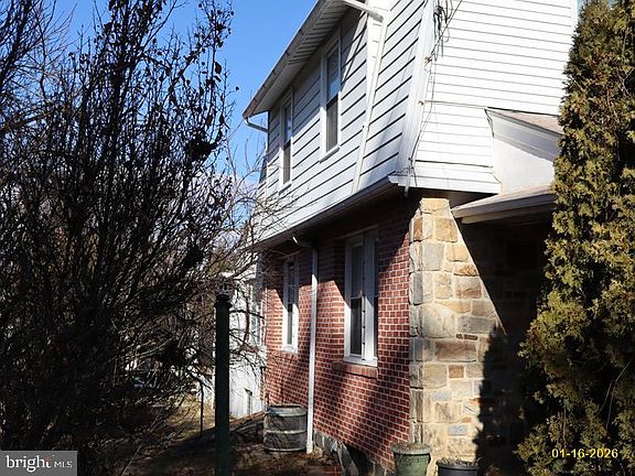 4th image of 724 Loraine St