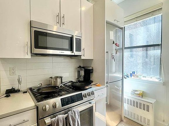 2nd image of 114 E 40th St #4D1