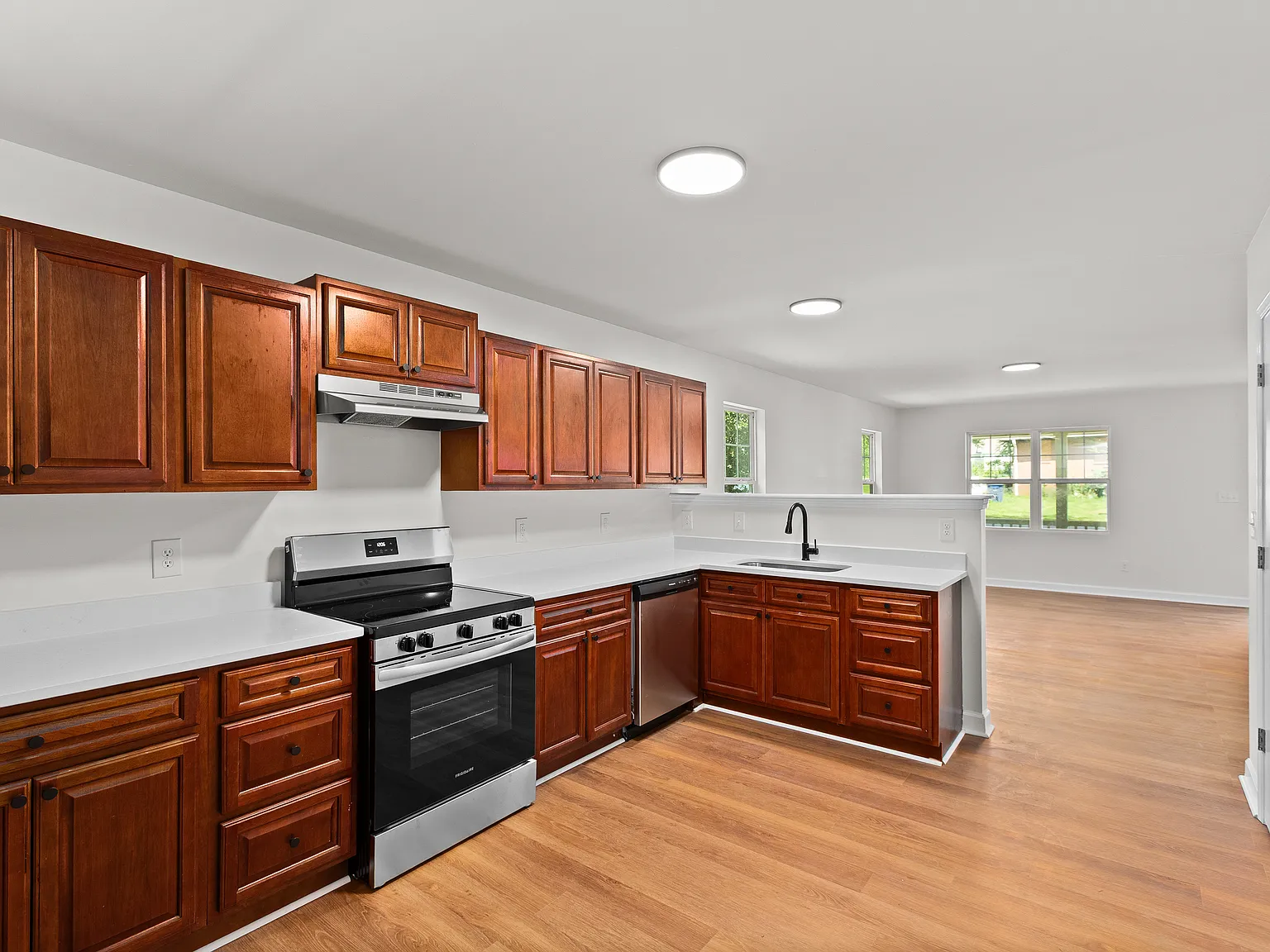 3 bed, 1270 sqft, $1,550 — Photo 2