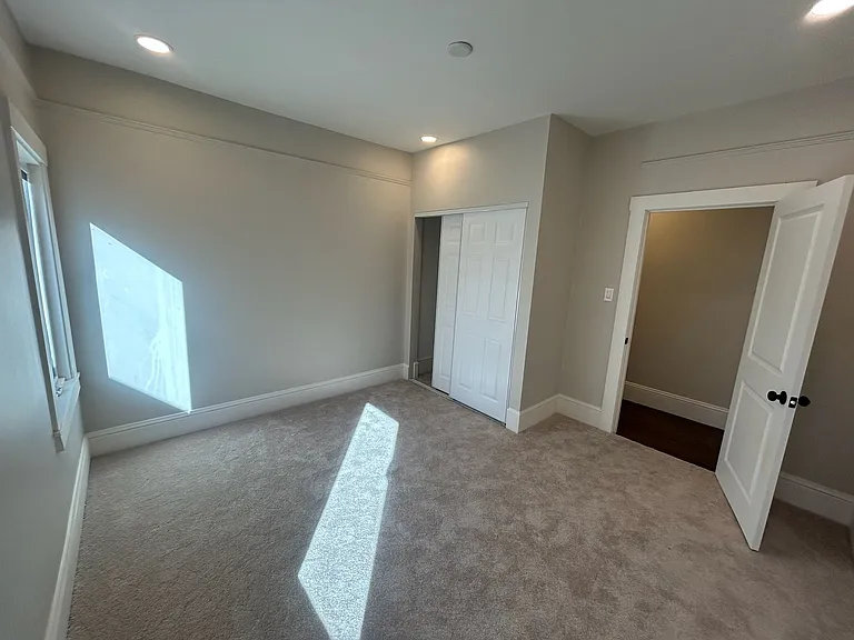 1005 Burlingame — Photo 8