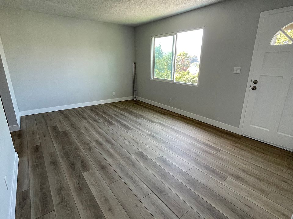 Living Room- 11'4" x 16'
