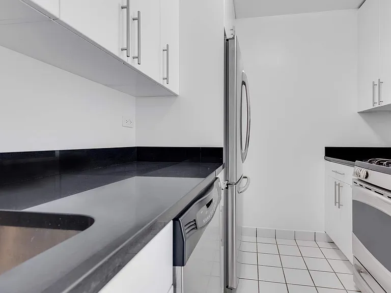 330 E 38th St #15N — Photo 5