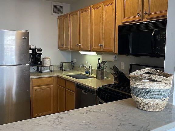 2nd image of 444 W Fullerton Pkwy APT 802