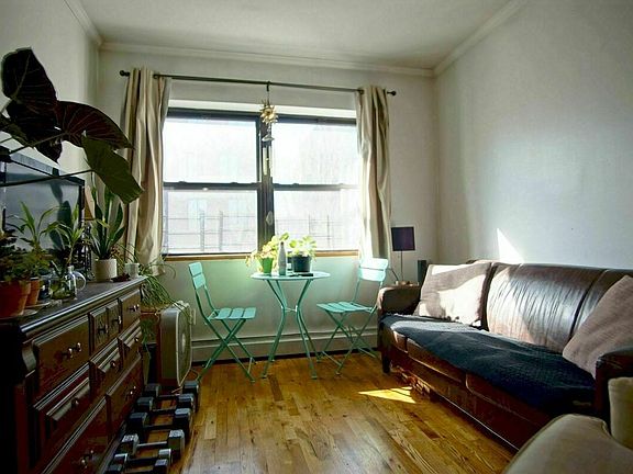 2nd image of 427 Tompkins Ave APT 3