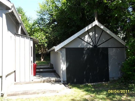 Detached garage
