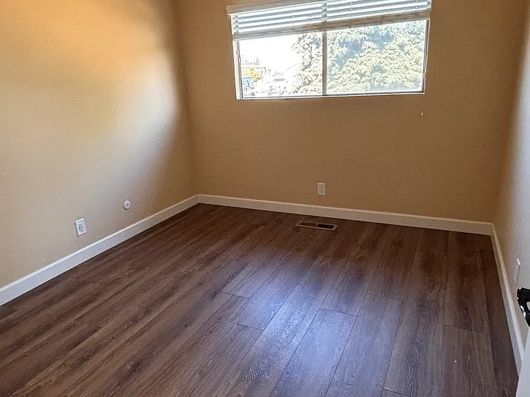 10449 Pioneer Ave — Photo 16