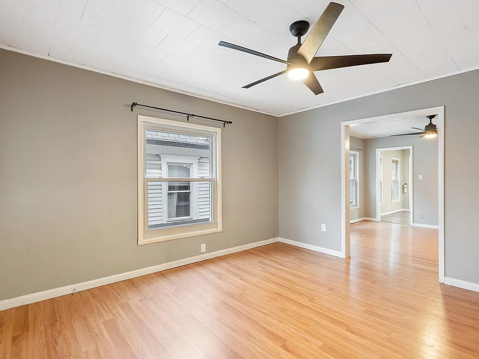 313 Tompkins St #2