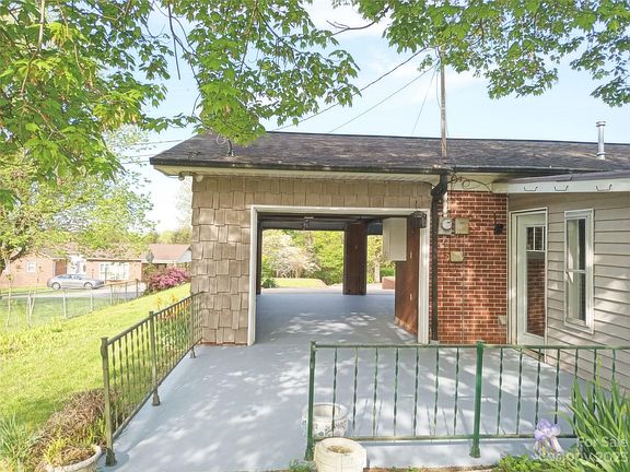 3rd image of 2697 Fairwood Dr