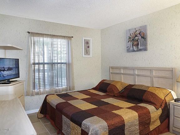 4th image of 7400 Ridgewood Ave #212