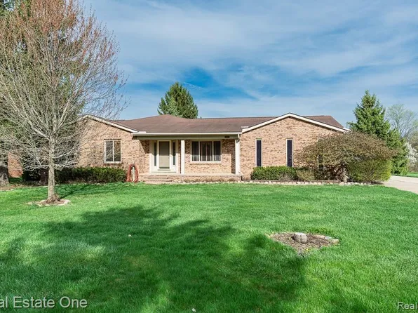 1865 Crestline St, Rochester Hills, MI 48307