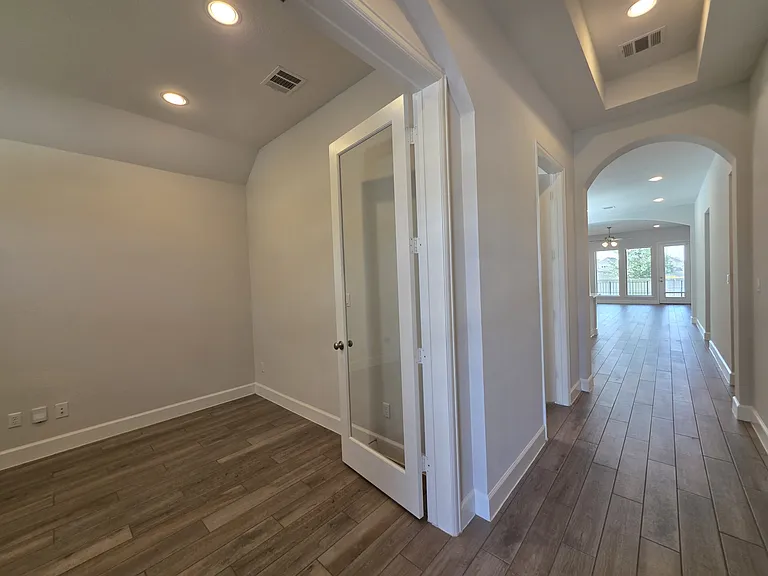 116 Rosemary Ct — Photo 2