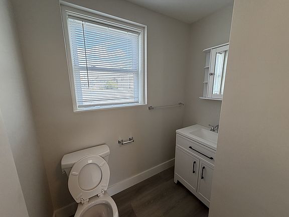 Bathroom (Angle 1)