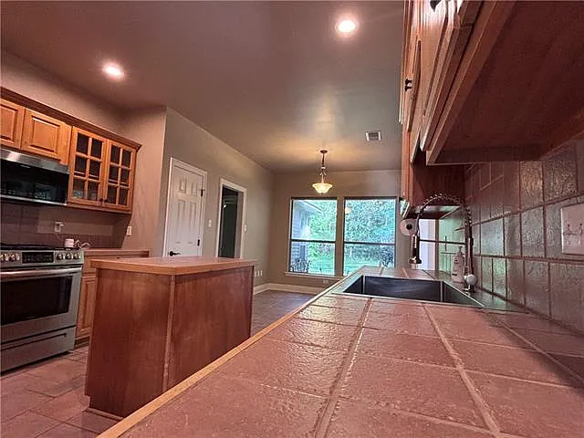 421 Greenfield Dr — Photo 7