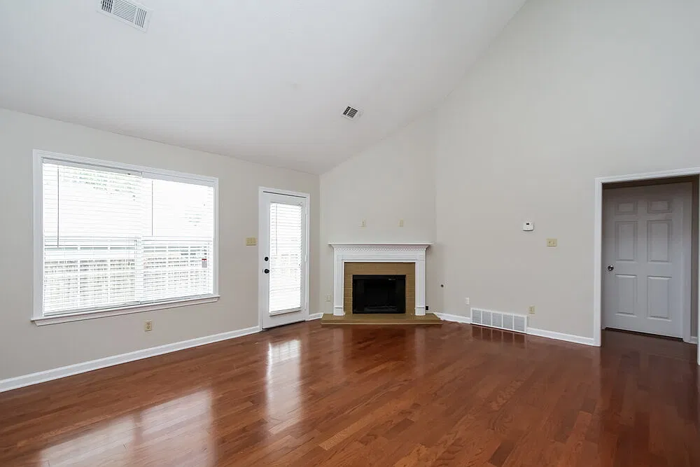 4 bed, 2.5 bath, 1974 sqft, $2,195 — Photo 2