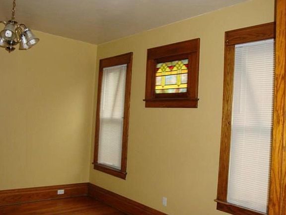 3rd image of 111 Kingwood St