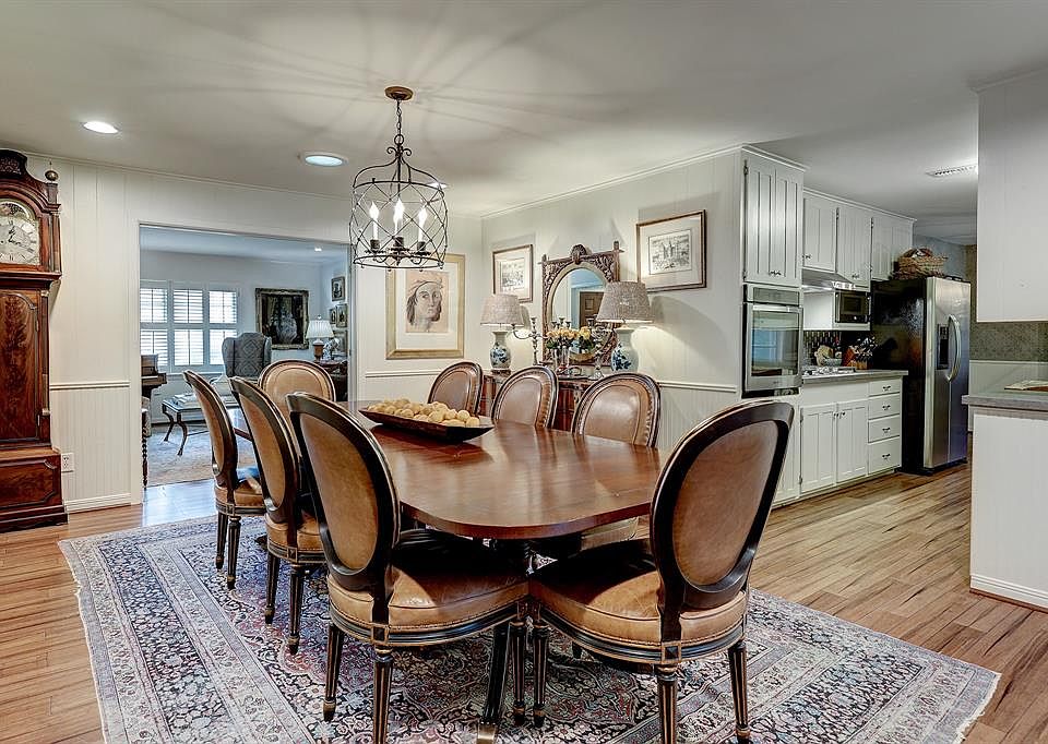 This charming 3 bedroom/2 bath home, located in the heart of Bellaire, features great space and well-appointed updates and design elements. Situated on an oversized lot, the single-level floor plan offers a warm, welcoming interior.