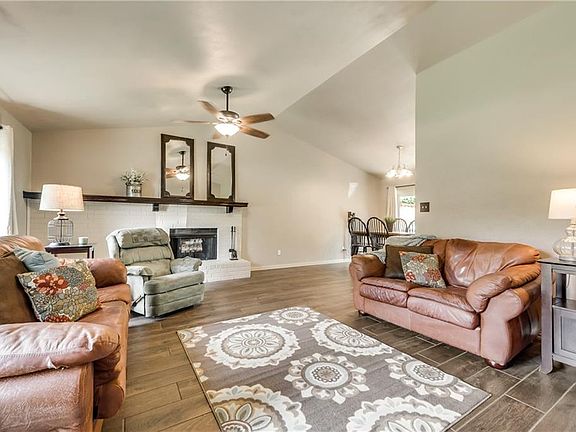 4th image of 2222 Country Oaks Dr