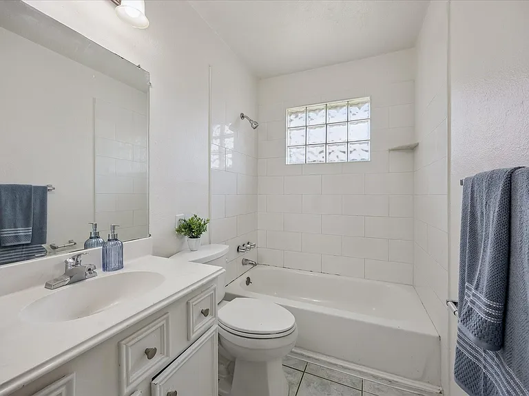 1217 E Brown Ln — Photo 9