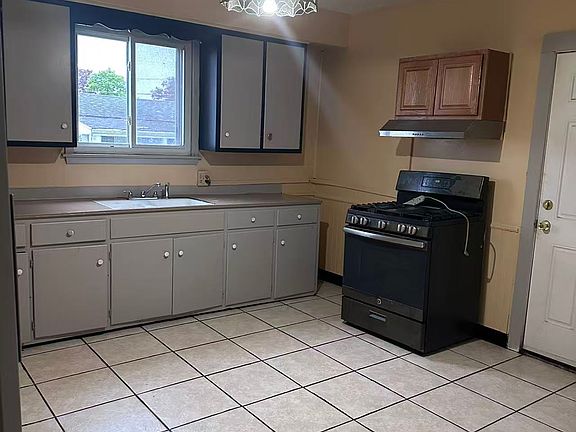 3rd image of 148 Crisfield Ave #2