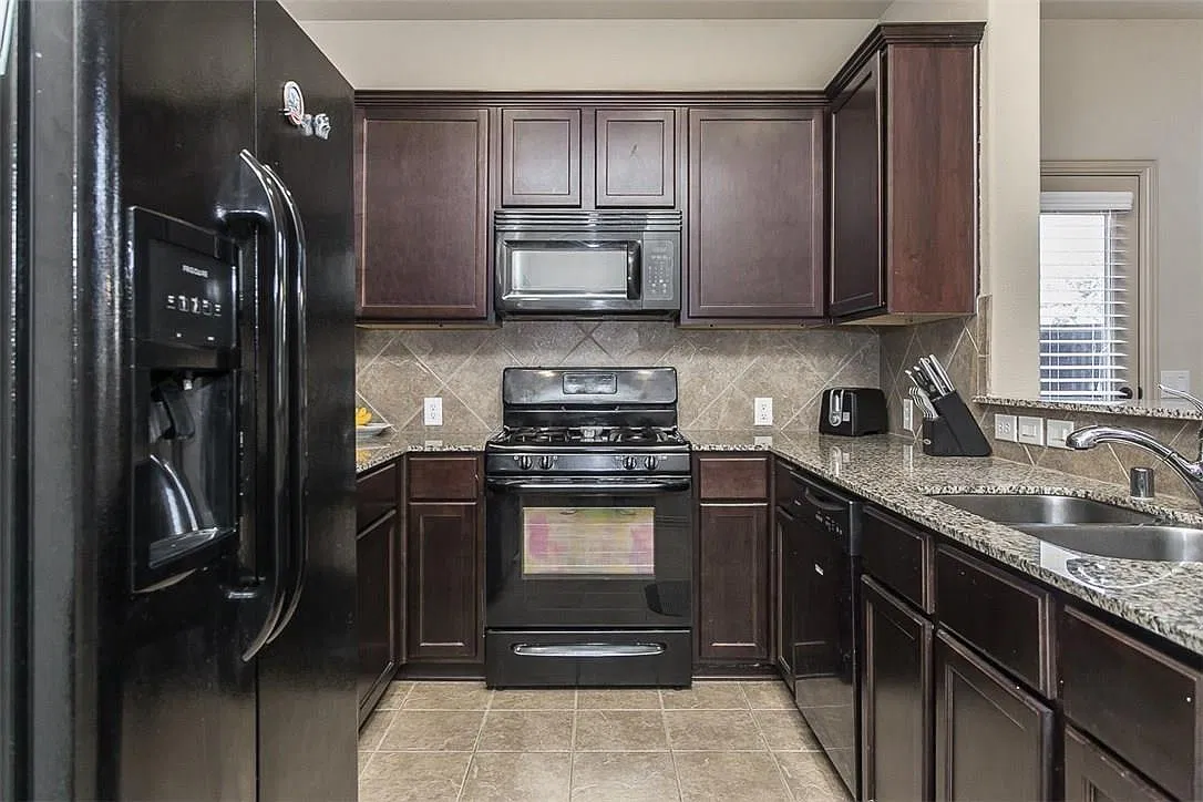 3 bed, 2.5 bath, 1889 sqft, $2,495 — Photo 2