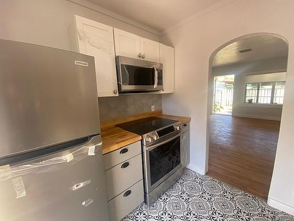 3rd image of 411 SW 18th St