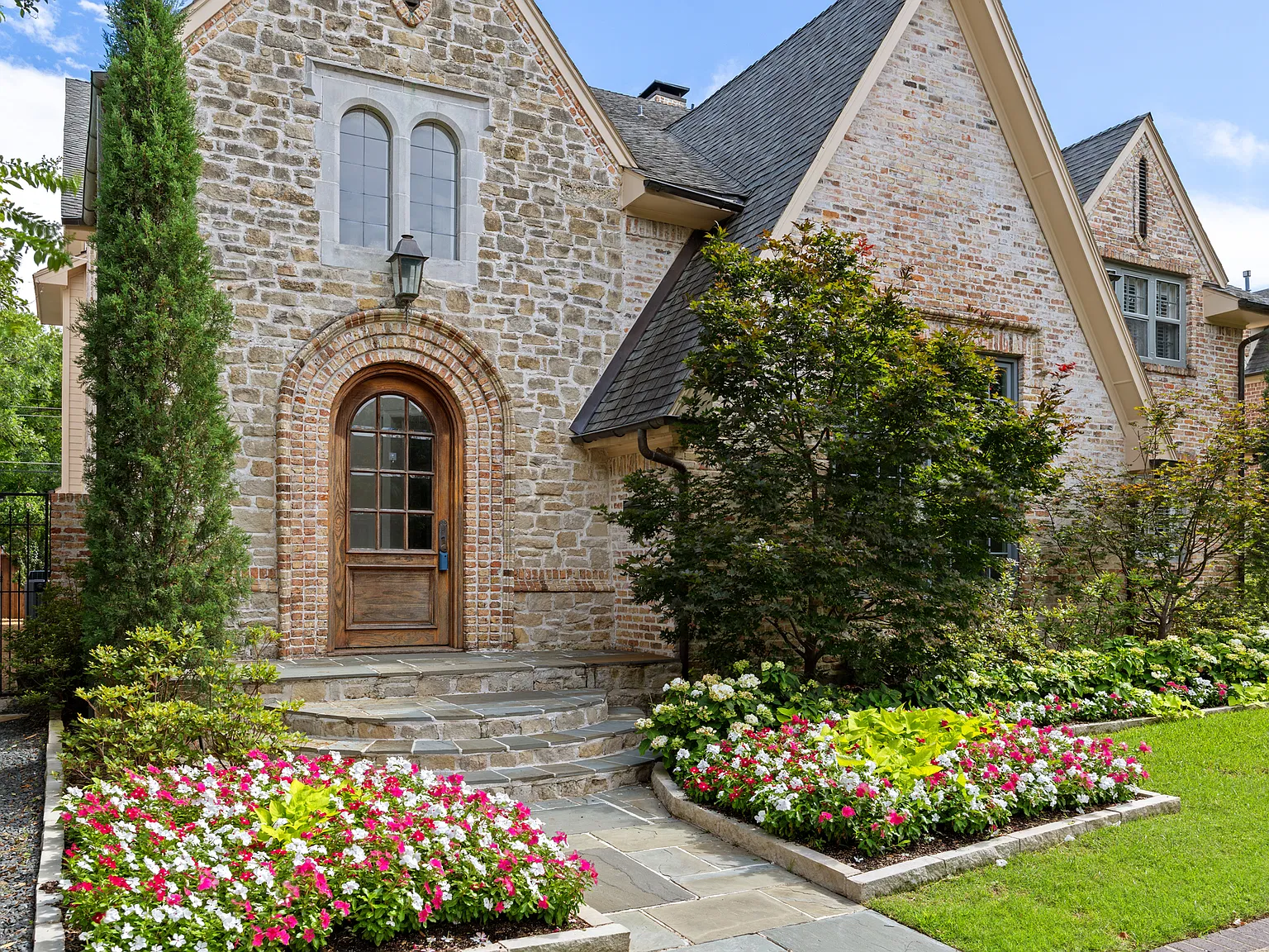 5 bed, 4.5 bath, 5652 sqft, $16,000 — Photo 2