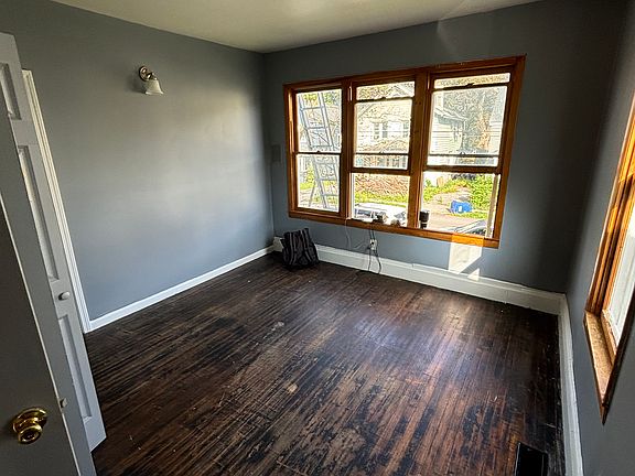 5th image of 110 Richardson Ave
