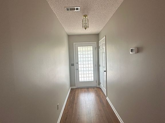 5th image of 102 Edinburg Dr