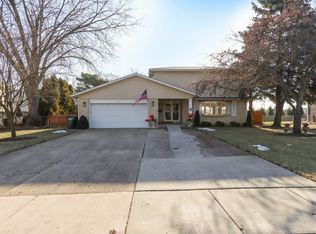 2019 E Avon Ln, Arlington Heights, IL 60004