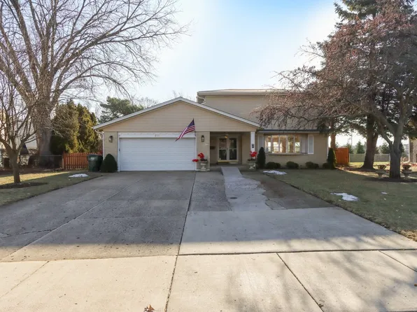 2019 E Avon Ln, Arlington Heights, IL 60004