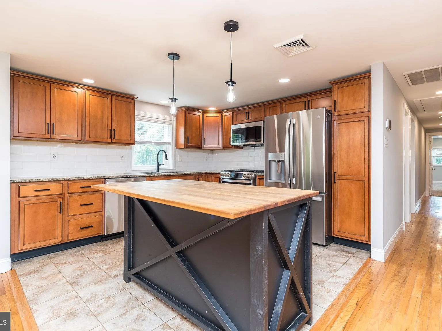 5 bed, 3.0 bath, 2470 sqft, $3,600 — Photo 2
